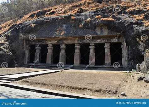 Elephanta Caves – Majestic Rock-Cut Temples and Stunning Island Views!