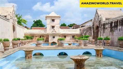 Taman Sari Water Castle: A Historic Javanese Retreat and Architectural Marvel!