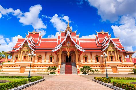 Vientiane’s That Luang Stupa: A Golden Monument Shining with Ancient History and Spiritual Grandeur!