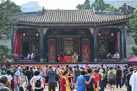 Ancestral Temple of Foshan: Honoring Tradition and Architectural Splendor!