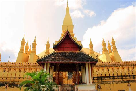 Vientiane’s That Luang Stupa: A Golden Monument Shining with Ancient History and Spiritual Grandeur!