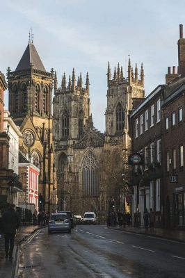 York Minster: An Architectural Marvel Steeped in History and Spirituality!